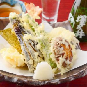 ≪自慢の逸品料理≫季節の食材を使用した10種の天婦羅(天ぷら) 450円～