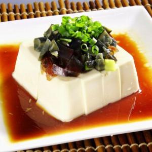 ピータン豆腐(※写真)/豚肉の薄切り辛子ニンニクソース掛け