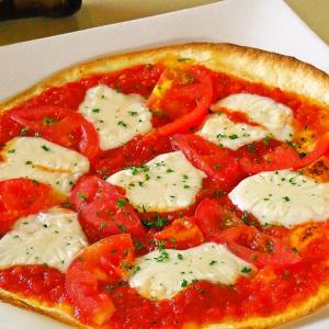 トマトとモッツァレラチーズのピザ