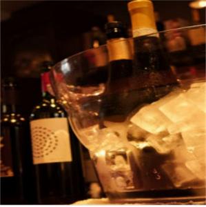 イタリアン・フレンチ欠かせない「各種ワイン」のほか、希少な「日本酒」など豊富に取り揃えております。