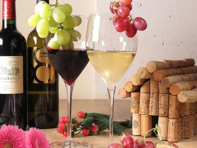 ソムリエが選んだワインが充実。ワイン8種含む飲み放題は100分1800円→1500円♪
