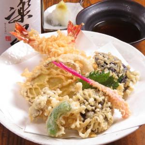 【お蕎麦屋さんの天ぷら】天ぷらの盛り合せ 1,580円(税込) 香りが高く、食感の良い天ぷらです。