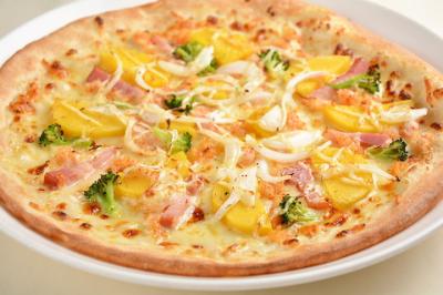 【Pizzaピザ】 遠赤外線効果で美味しい石窯ピザをお楽しみ下さい。