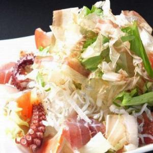 冷やし丸ごとトマト白ワイン漬け/「ほほほ」特製海鮮サラダ