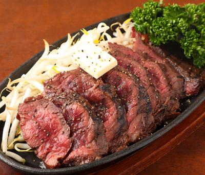 【定番人気メニュー】牛ハラミ肉のステーキ鉄板！