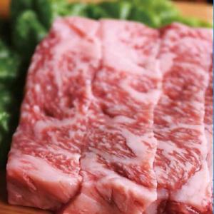 お店のこだわりが詰まった自家製熟成肉。とっておきのお肉をいちばん美味しく味わうなら、やっぱり鉄板焼。
