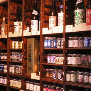 【ワンカップの概念が変わります】店内には日本酒のワンカップがずらりと陳列。その場で味わう事が出来ます
