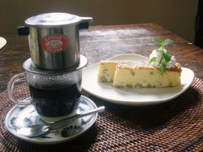 (左)ベトナムコーヒー/(右)ベトナムチーズケーキ