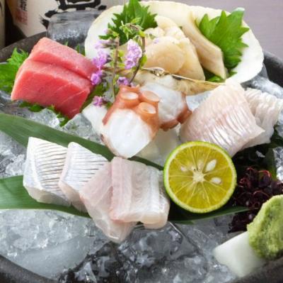 【鮮度が違う昼網鮮魚】お造り盛り合わせ 1580円(税抜)水揚げされたその日に食べられるのは昼網鮮魚だけ。