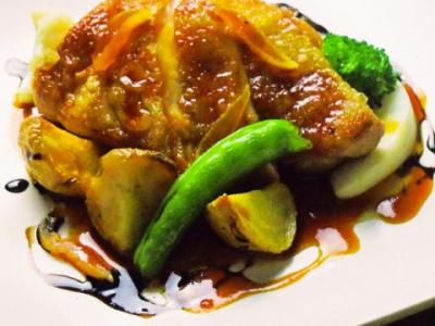 鶏モモ肉のロティマンゴーキャラメルソース