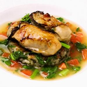 岩手県産 牡蠣のポワレ、青海苔の焼リゾット、魚介出汁のブイヨンスープ