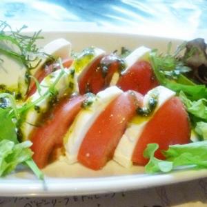 完熟トマトとモッツァレラチーズのカプレーゼサラダ