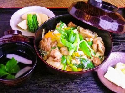 すじ丼(前菜、漬物、吸い物付き)