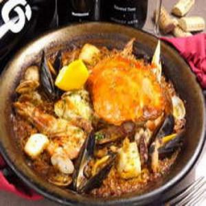 濃厚な魚介の風味と旨味を味わえる逸品【定番 魚介のパエリア】甲殻類と白身魚のスープで炊き上げました