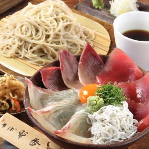【獲れたて海鮮丼とそばのセット】草香の人気ランチメニューのひとつです。1600円(税抜)