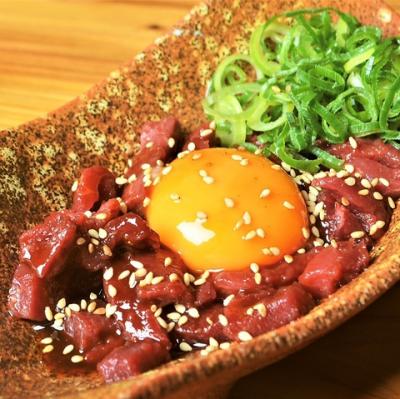卵黄で食べる馬肉ユッケ 750円(税抜)