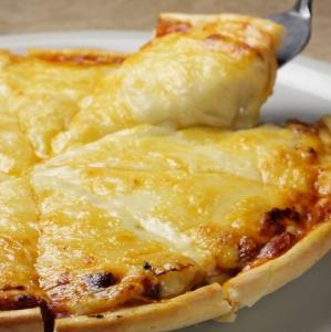 復刻PIZZA祭り開催中！！【とろける濃厚チーズたっぷり♪50年継ぎ足しのソースで作った秘伝トスカーナピザ】