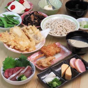 お酒のおつまみは板わさ600円、天ぷら盛合せ1,100円など。麺類は定番以外に季節限定メニューもあります。