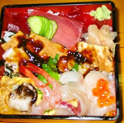 【人気のメニュー】高級食材がたっぷり入った、彩り溢れる上ちらし2000円(税抜)
