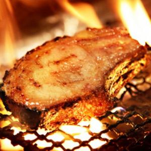 美明豚48時間熟成の骨付きロース肉の炭火焼き