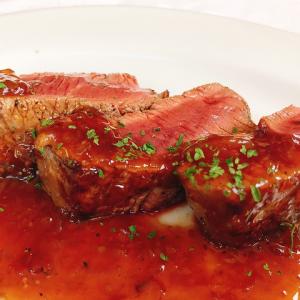 牧草牛フィレ肉のステーキ シャリアピンソース